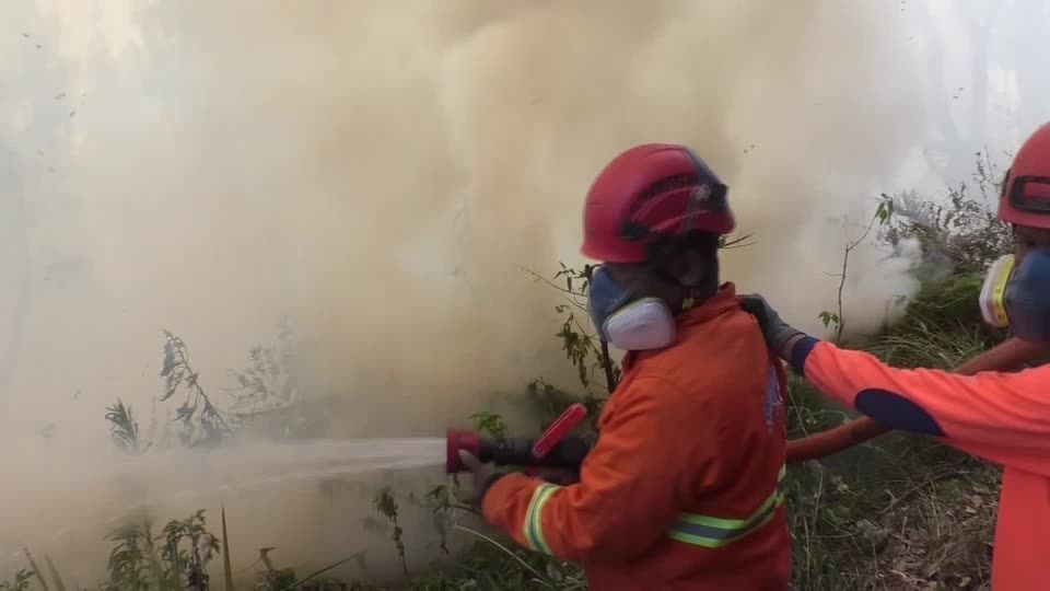 Incêndio atinge Monte Bromo; autoridades fecham parque na Java Oriental