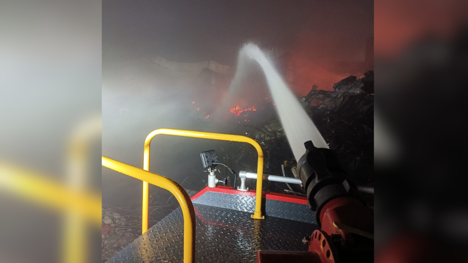 Incêndio consome prédio comercial no Cambuci; bombeiros mobilizam 13 viaturas