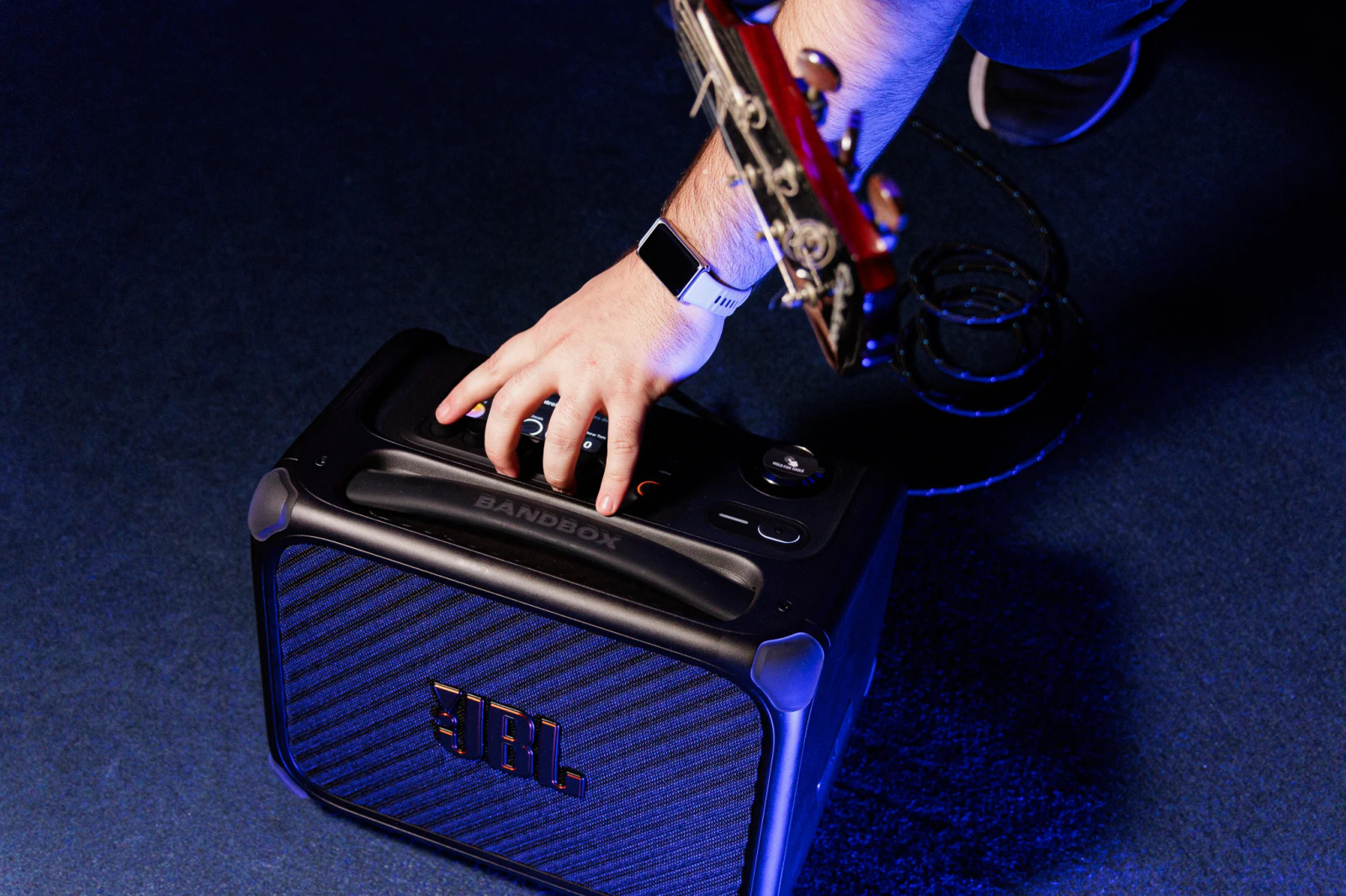 JBL BandBox Trio turbinou prática de guitarra com app e IA
