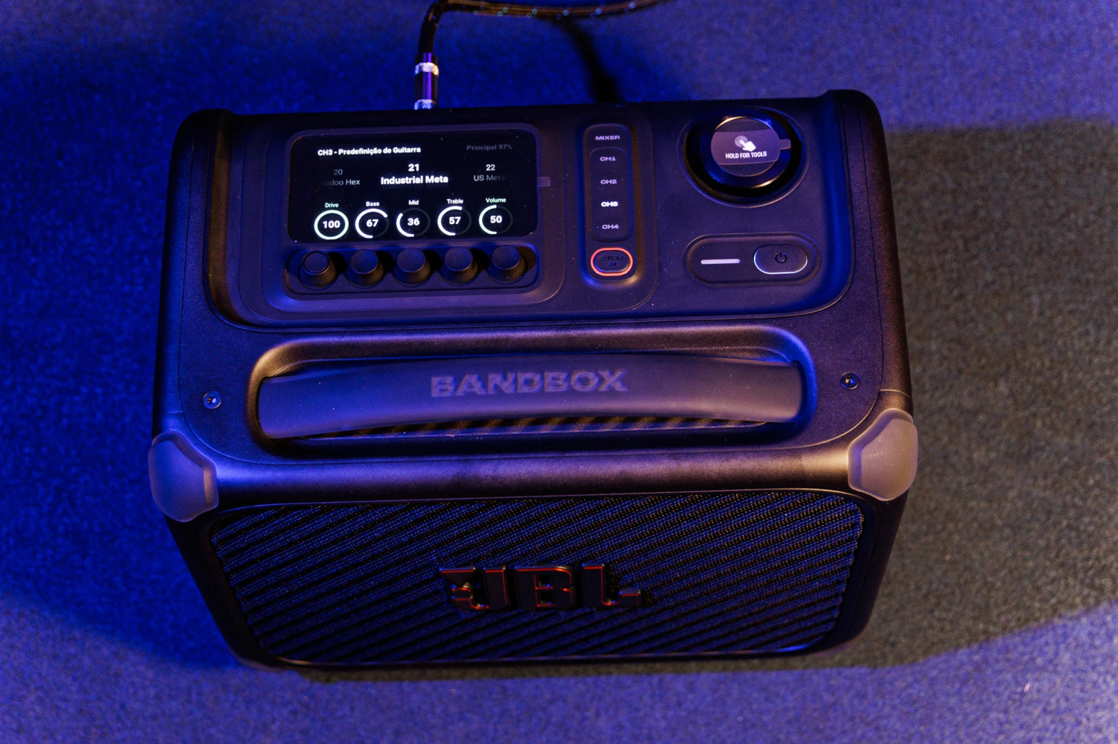 JBL BandBox Trio vale o preço? Teste revela prós e contras do tudo‑em‑um
