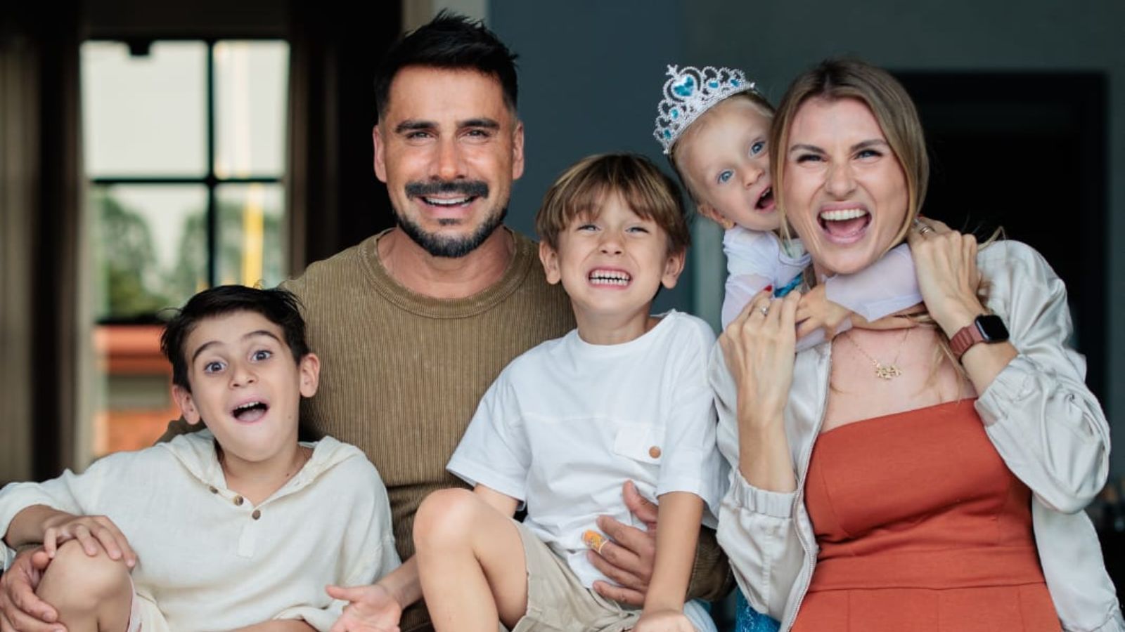 Julio Rocha comemora chegada do quarto filho após parto complicado