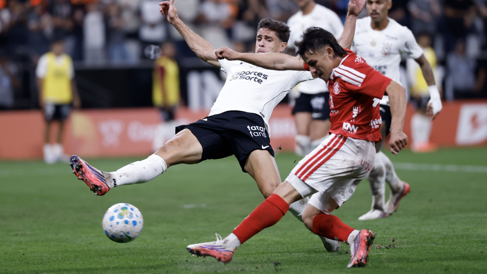 Leão aplica goleada e elimina Athletico-PR: 4 a 0 no Barradão