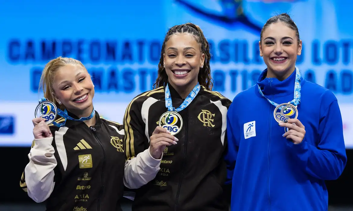 Lorrane Oliveira conquista ouro nas barras e celebra retorno em Brasília