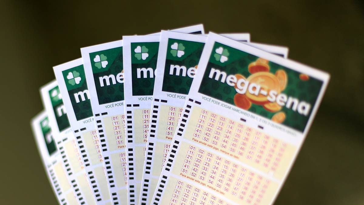 Mega-Sena paga R$ 135 milhões hoje; acompanhe o sorteio e aposte