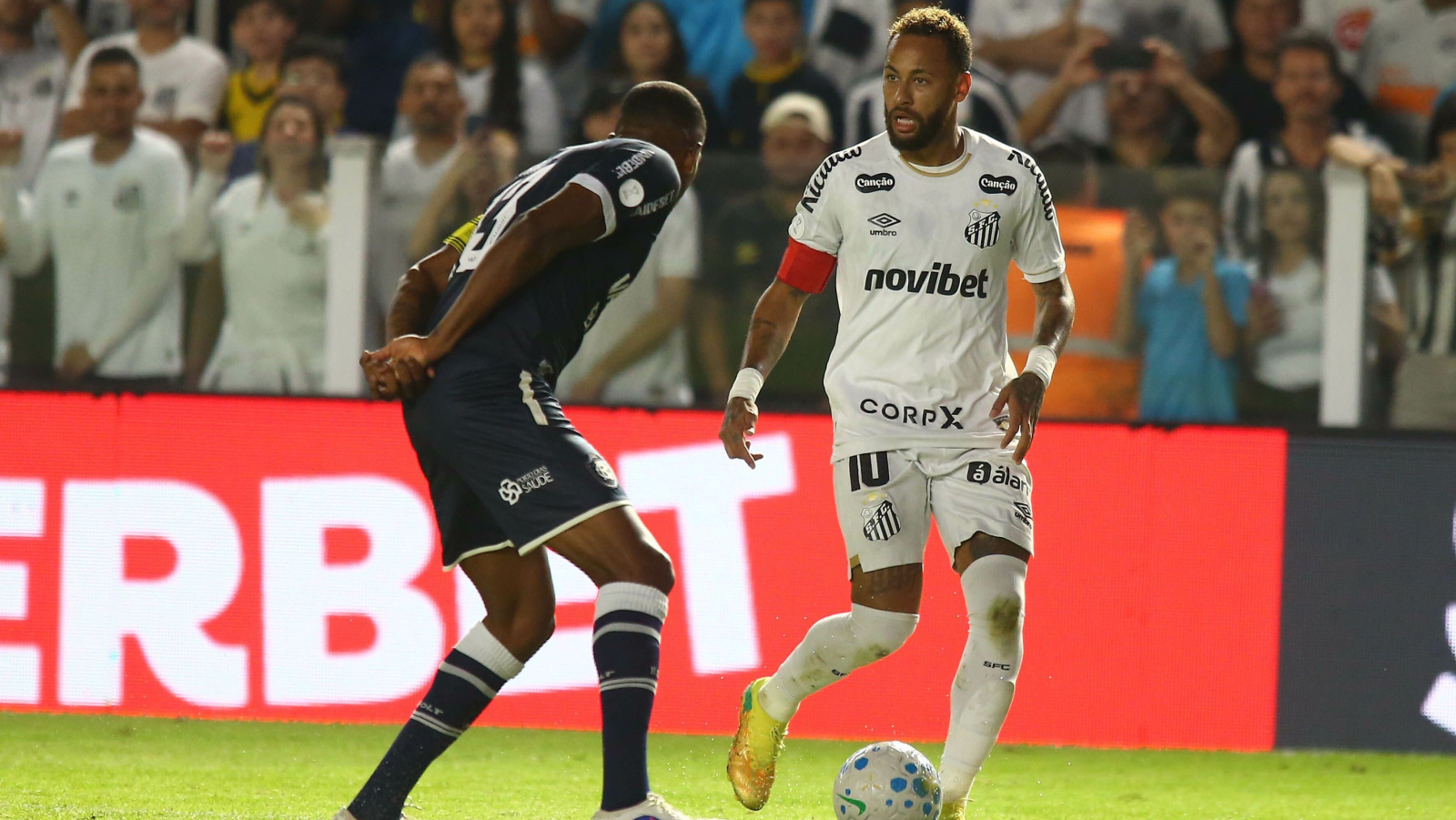 Memphis Depay propõe abrir packs vintage de Pokémon com Neymar