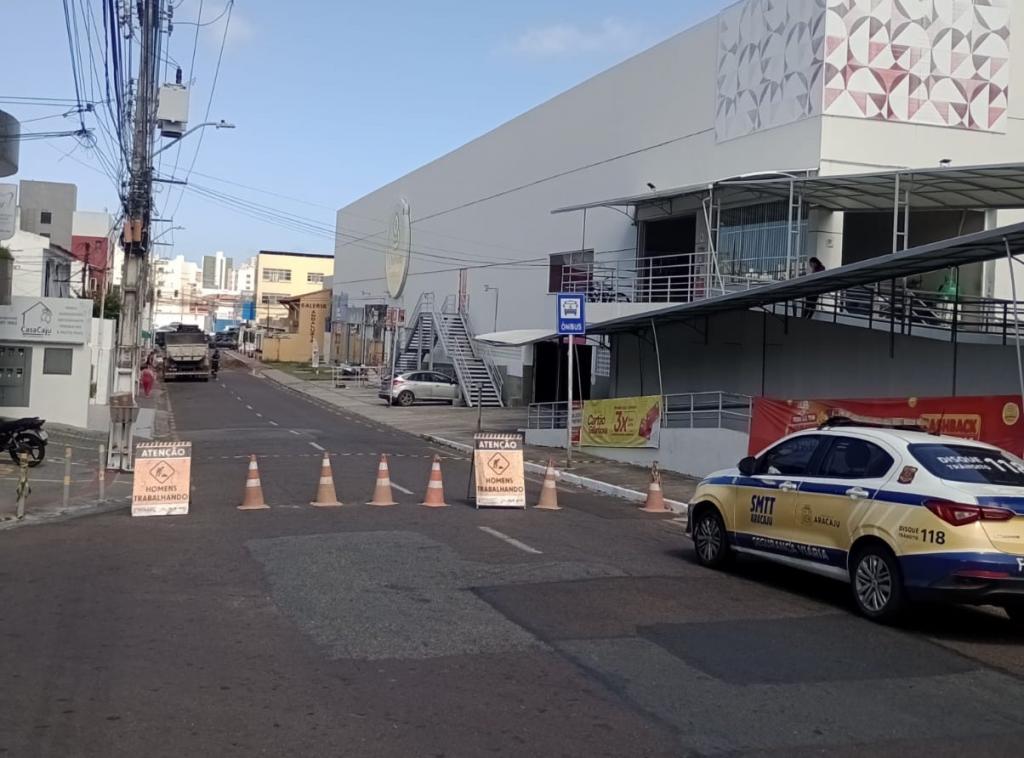 Obra da Iguá altera trânsito na rua Nelson Hungria, em Aracaju
