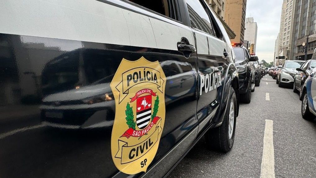 Pai preso após crianças de 3 e 5 anos serem encontradas mortas em carro