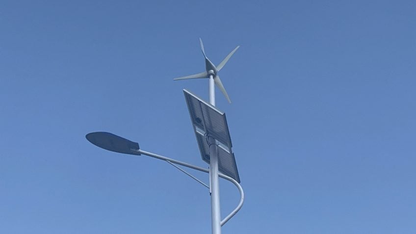 Pequim instala postes solares com turbinas eólicas para iluminação pública