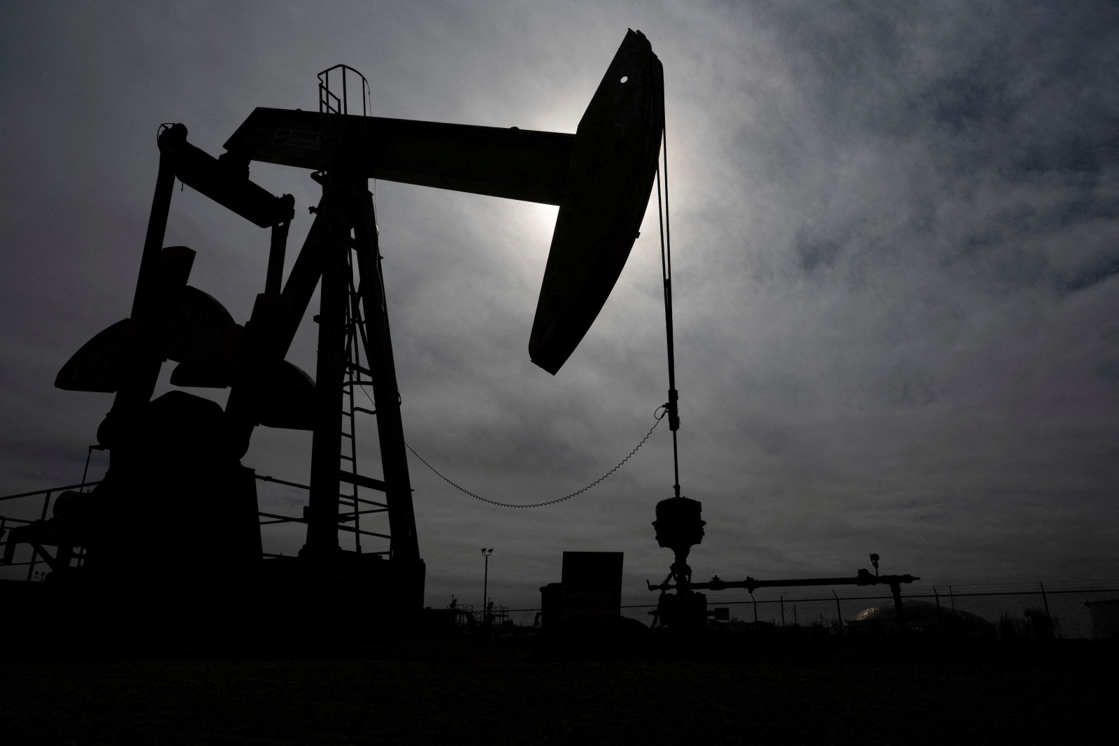 Petróleo sobe após ataques no Oriente Médio e tensão no Estreito de Ormuz