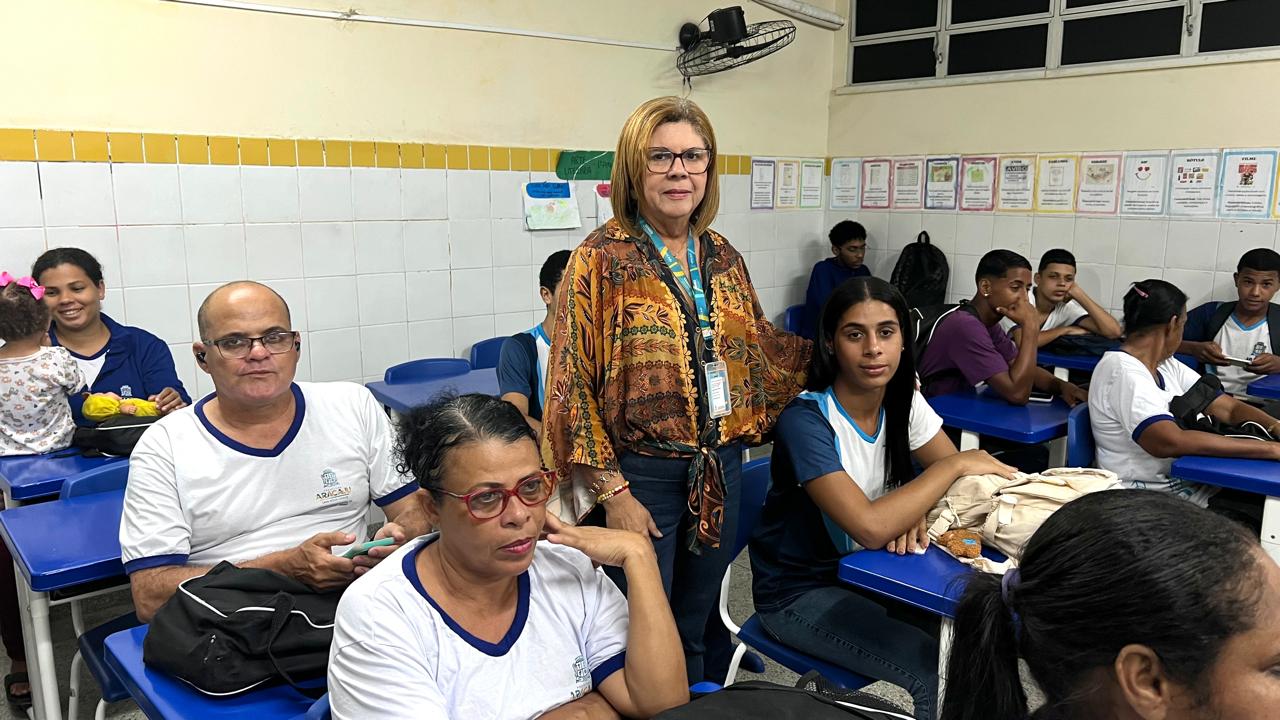 Procon Aracaju orienta alunos da EJA sobre golpes digitais