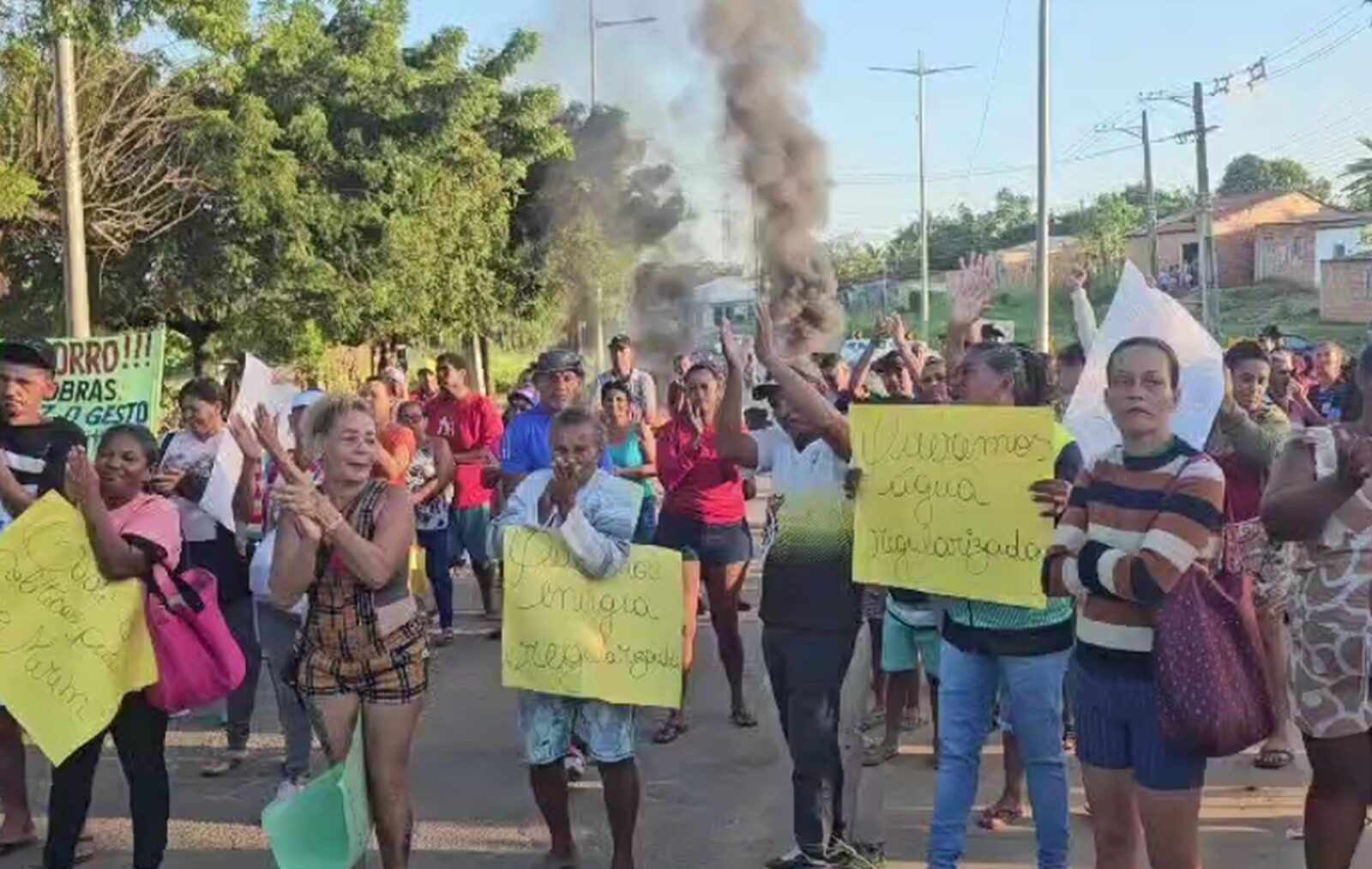 Moradores bloqueiam Rodovia das Indústrias por água, energia e posse de terrenos