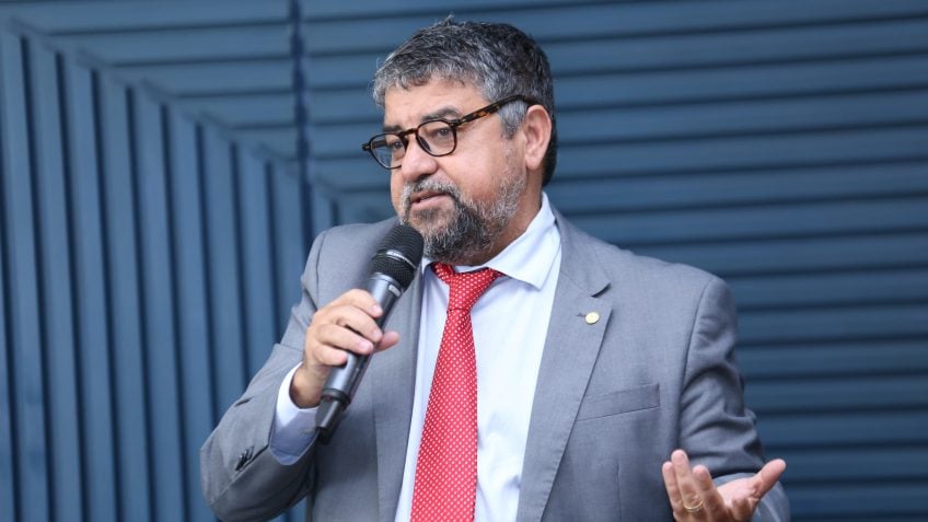 Quaquá critica PT e exige aliança com o centro para 2026