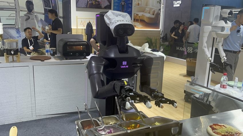 Robôs com IA na China assumem serviços e reduzem custos