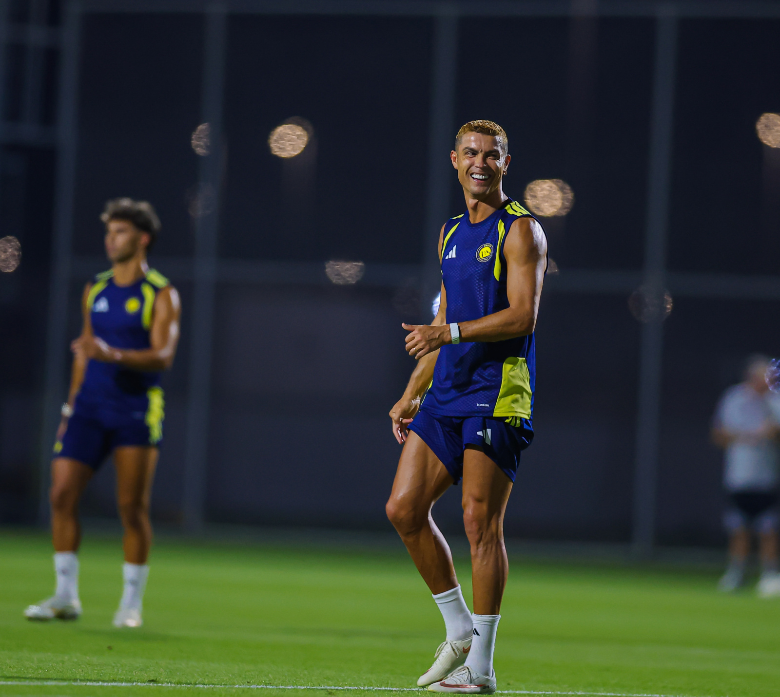 Ronaldo muda visual: aparece loiro em treino do Al-Nassr