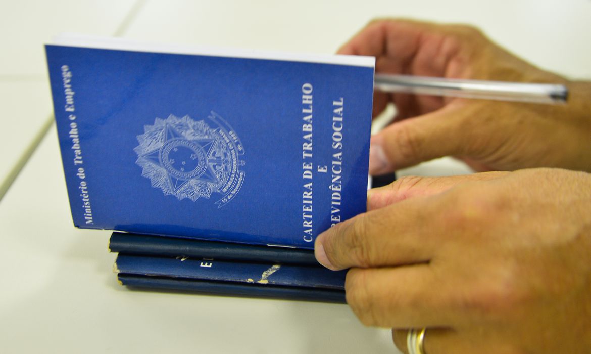 Salários sobem; homens têm aumento maior que mulheres