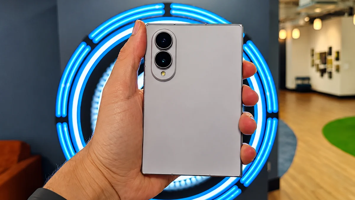 Samsung desenvolve dois Galaxy Z Fold 9 com telas mais largas para 2027