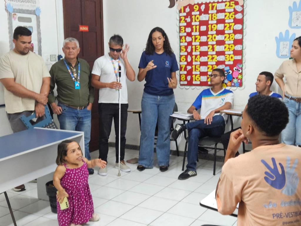 Semdef conhece educação bilíngue oferecida pelo Ipaese a surdos