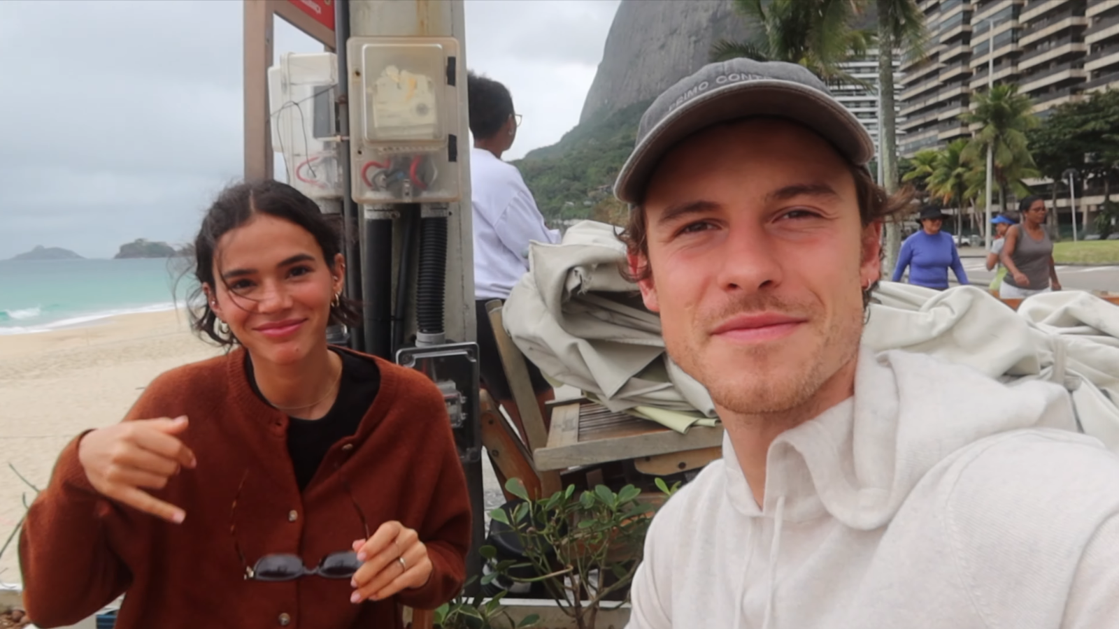 Shawn Mendes e Bruna Marquezine posam em projeto social no Morro da Providência