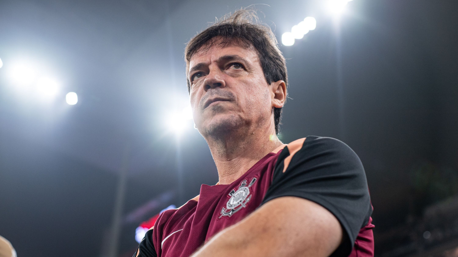 Técnico Diniz é denunciado no STJD por incidente com jogador do Athletico