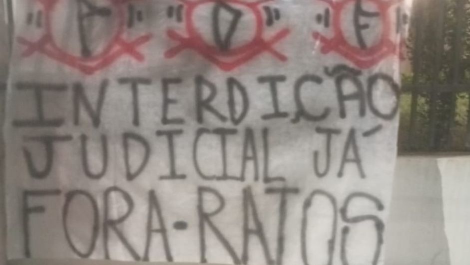Torcedores protestam em frente à casa de Osmar Stabile por saída de Depay