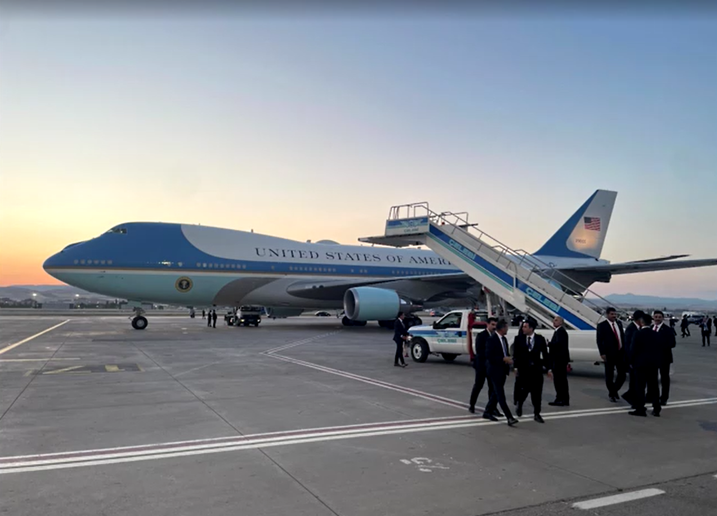 Trump troca de avião em voo por ameaça iraniana