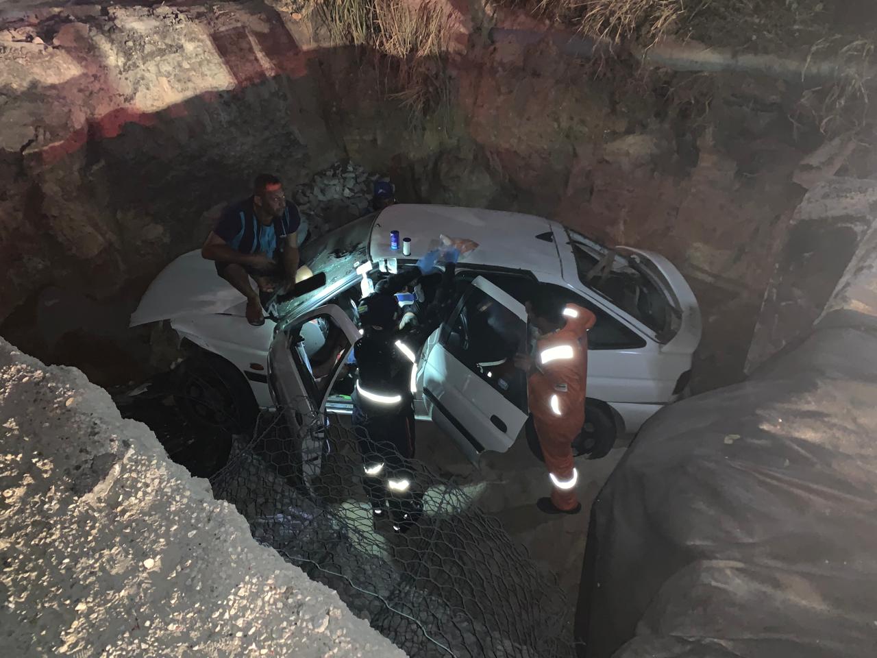Veículo despenca em cratera de 4 m na SE-100; motorista resgatado