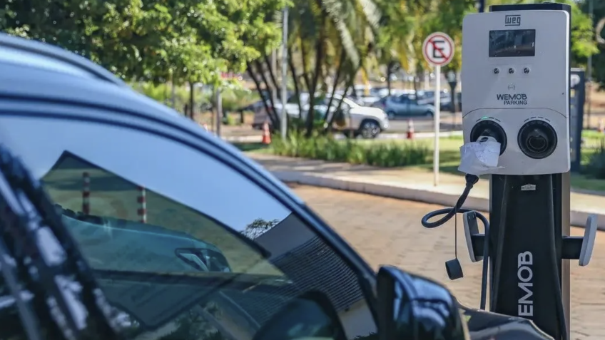 Cinetose em carros elétricos cresce com recorde de vendas no Brasil