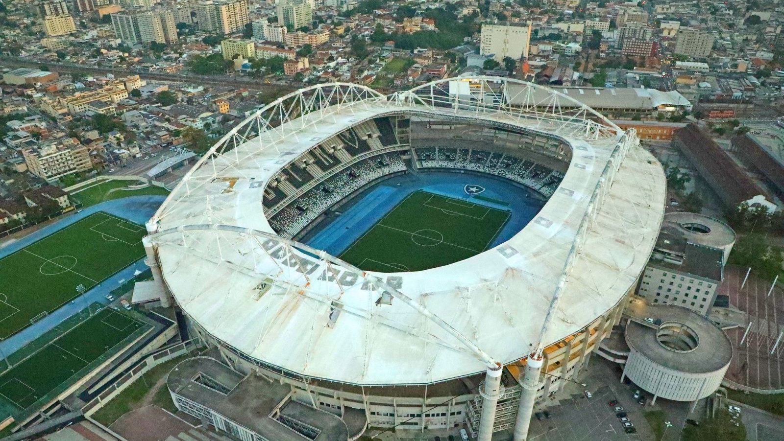 Ventania força adiamento de Botafogo x Fluminense; partida vai para segunda