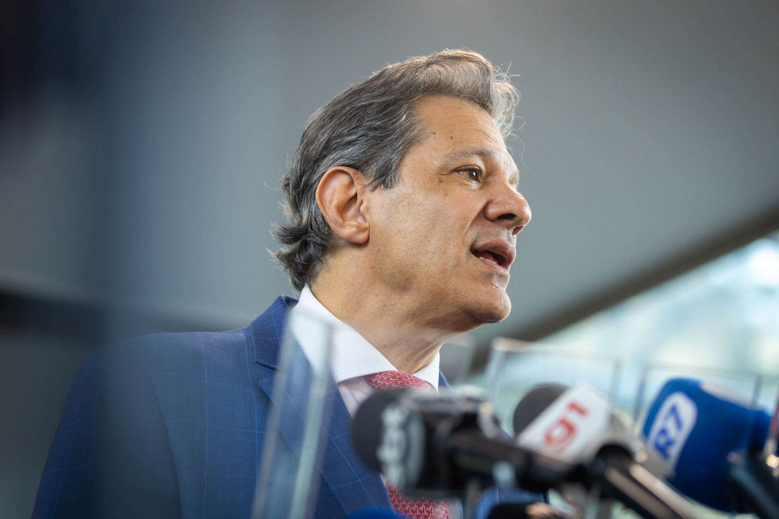Vídeos da PM mostram viatura passando sem abordar motorista de Haddad