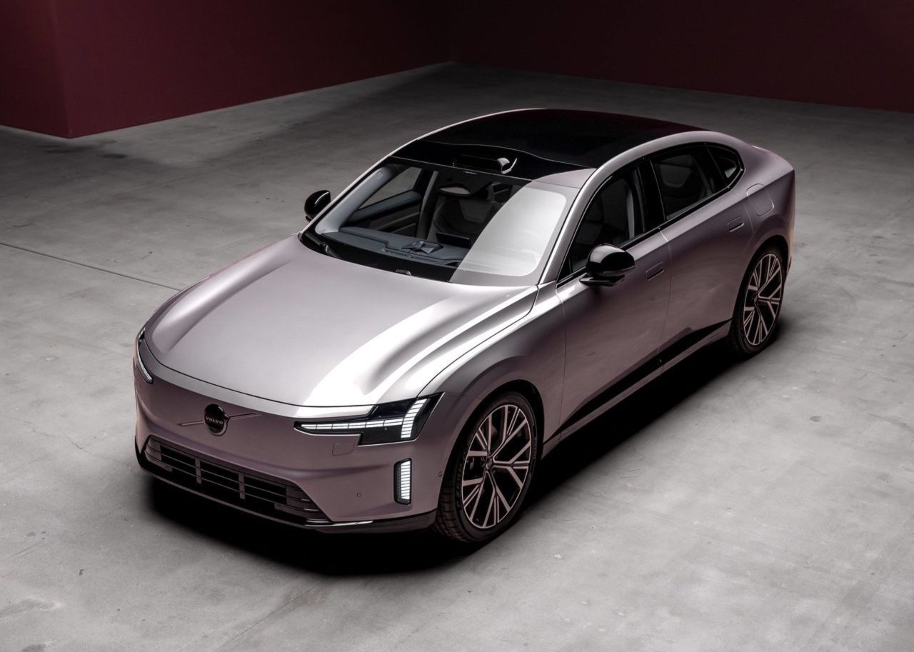 Volvo revela ES90 elétrico com recarga 800V no Festival Interlagos