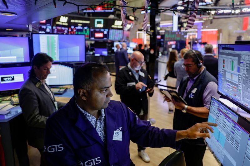 Wall Street cai com tensão em Ormuz e expectativa por inflação nos EUA
