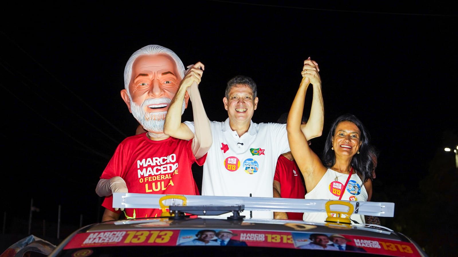 Márcio Macêdo recebe apoio de Eliane Aquino nas ruas durante carreata no 17 de Março