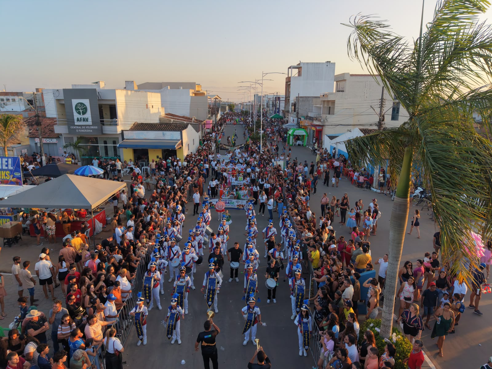 Desfile Cívico Estudantil de Carira reúne 18 escolas e cerca de 3.500 alunos em celebração à equidade étnico-racial