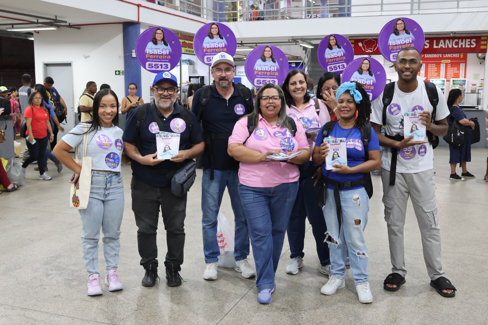 Isabel Ferreira apresenta proposta por transporte mais seguro para as mulheres durante panfletagem em Aracaju