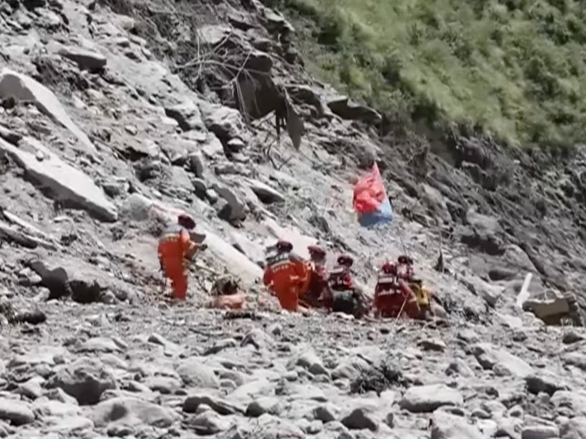 Avalanche devasta Himalaia: 1.019 mortos e 4.462 desaparecidos