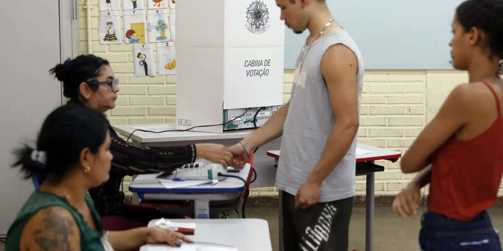 Caminhos da Reportagem investiga por que jovens e idosos vão às urnas