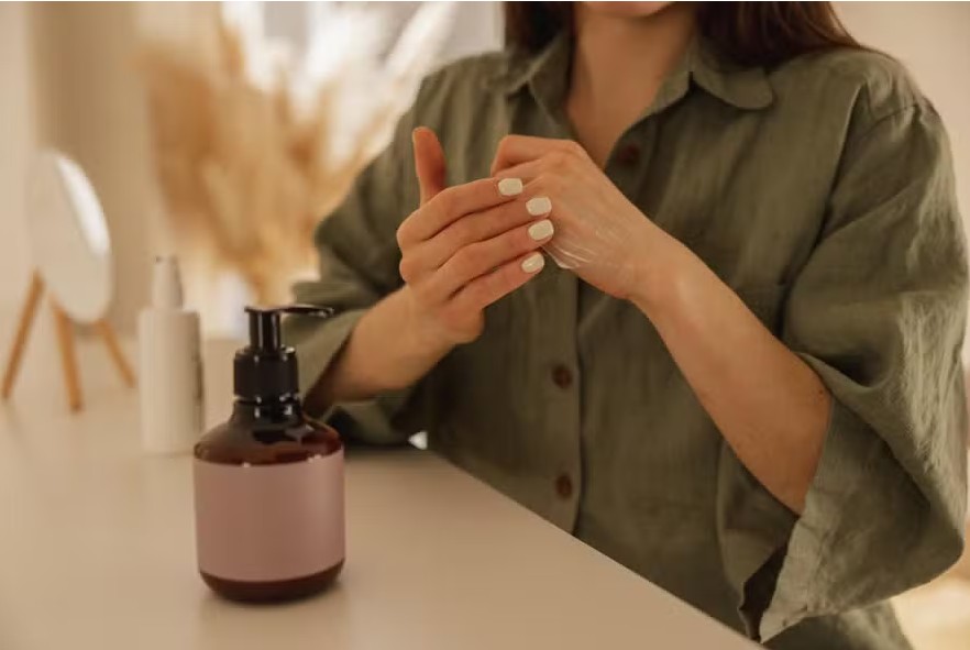 Clareie e hidrate as mãos: 4 cremes eficazes contra manchas