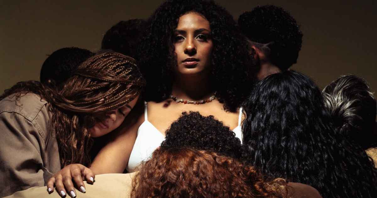 Dhara Guimarães lança álbum e inicia circulação em Paris e Berlim