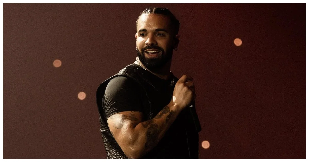 Drake surge em Houston e canta ‘One Dance’ ao lado de Karol G