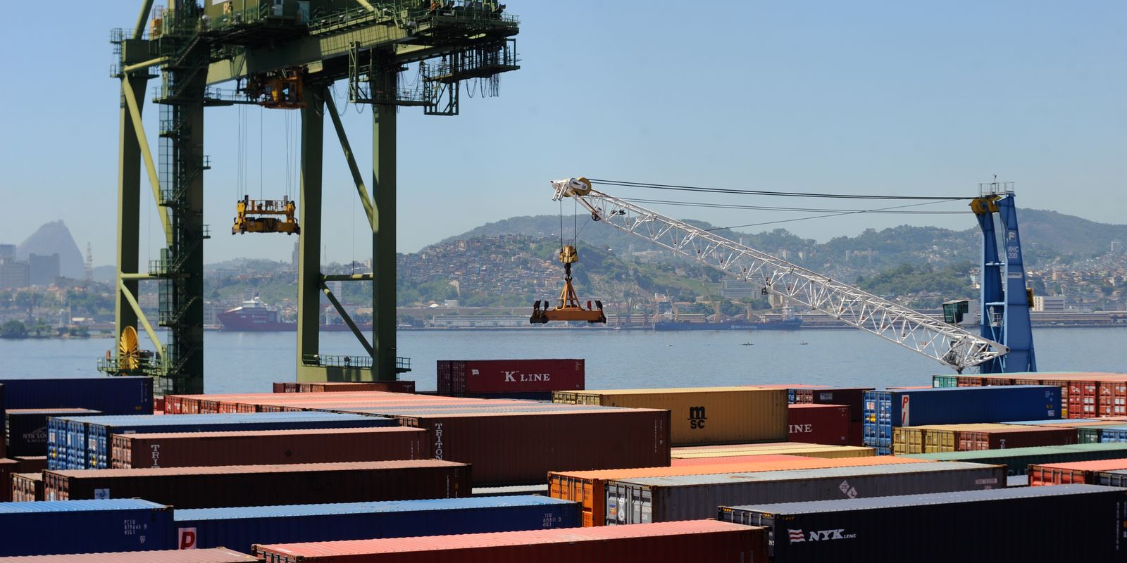 Exportações impulsionam superávit de US$ 7,4 bi em agosto