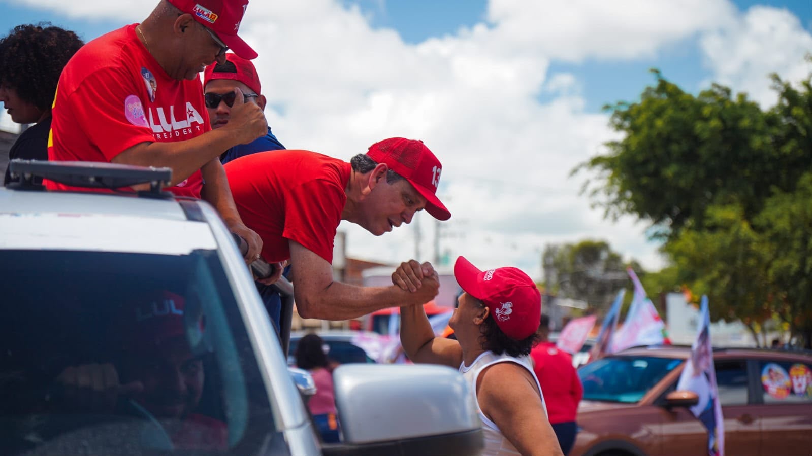No último domingo antes das urnas, Márcio Macêdo percorre bairros de Aracaju ao lado de Eliane Aquino