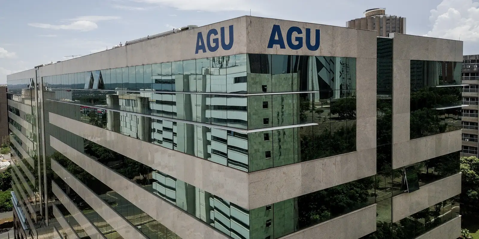 Fachin restabelece diretor-geral da PF; AGU comemora retorno à ordem