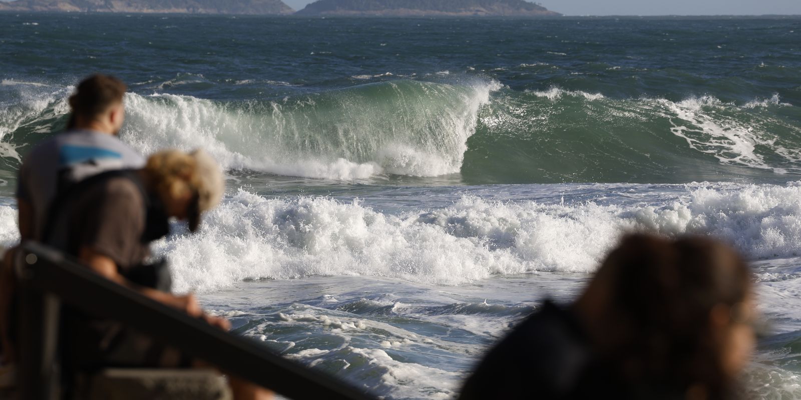 Frente fria traz chuva, queda de temperatura e mar em ressaca