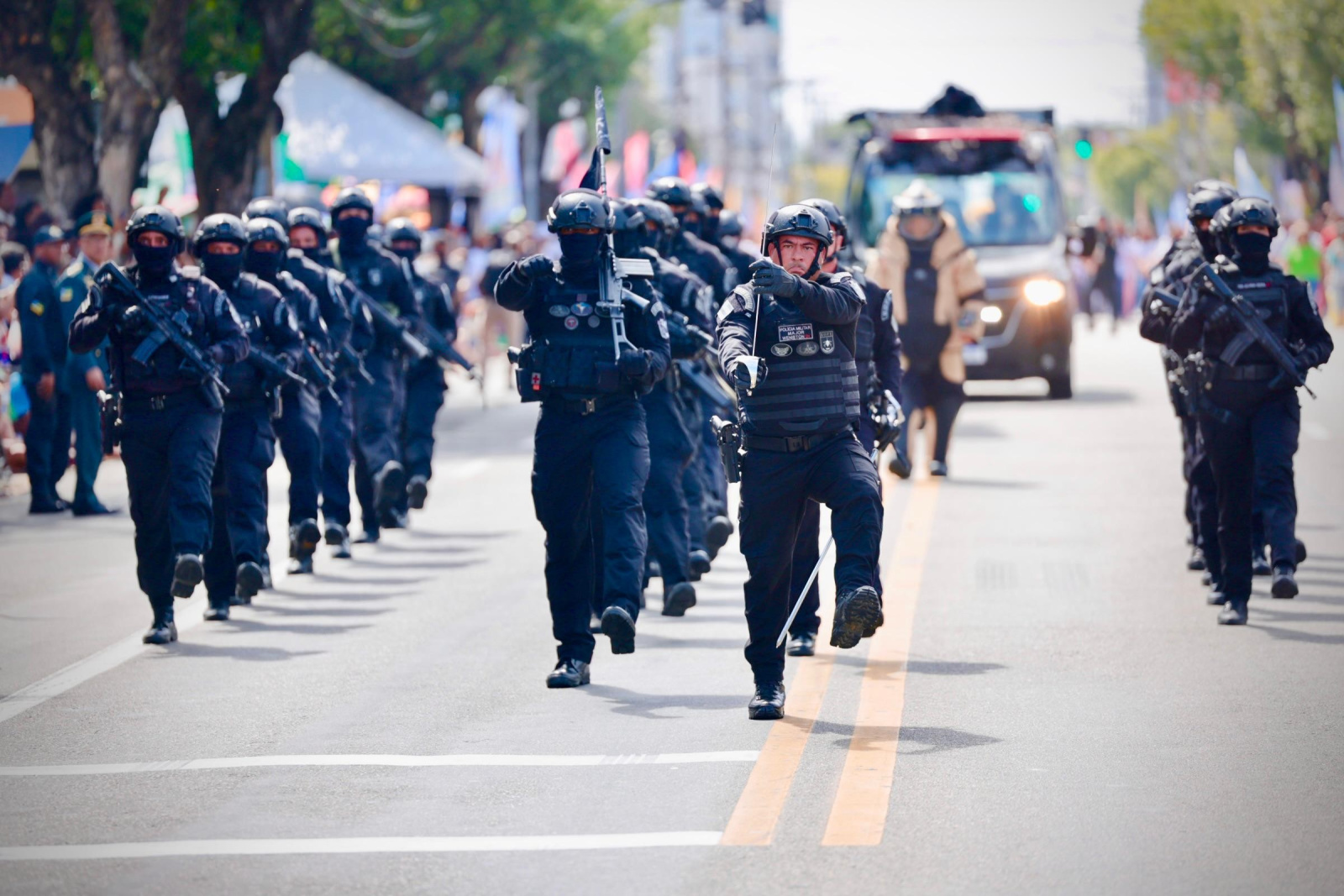 Governador acompanha desfile cívico com militares e estudantes em Aracaju