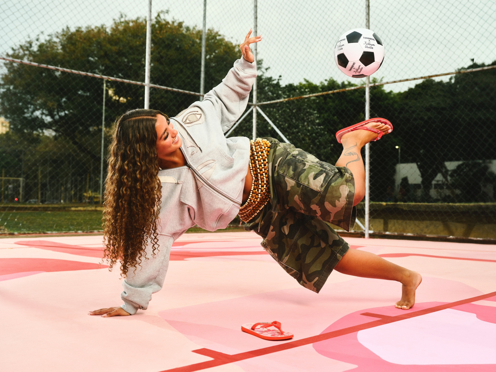 Havaianas lança collab com KidSuper inspirada no futebol-arte
