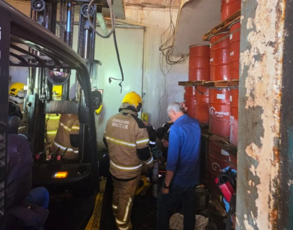 Eletricista fica ferido após queda de forro em fábrica de Estância