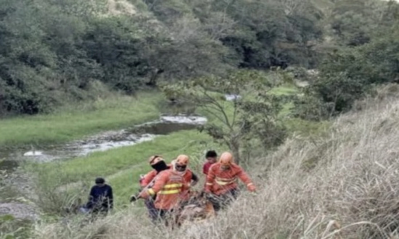 Bombeiros socorrem homem ferido após salto em cachoeira em Nossa Senhora das Dores