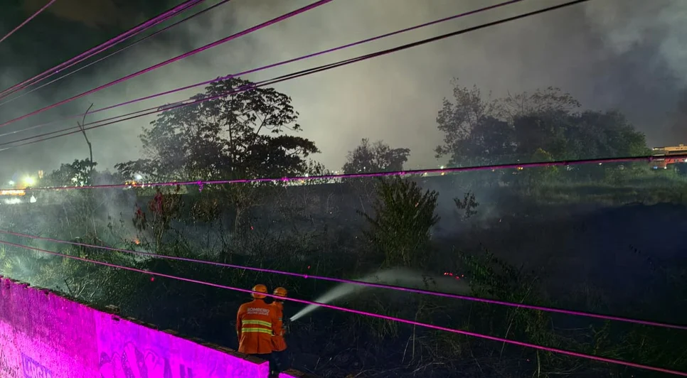 Incêndio atinge área de vegetação nos fundos do Hospital Amparo de Maria em Estância