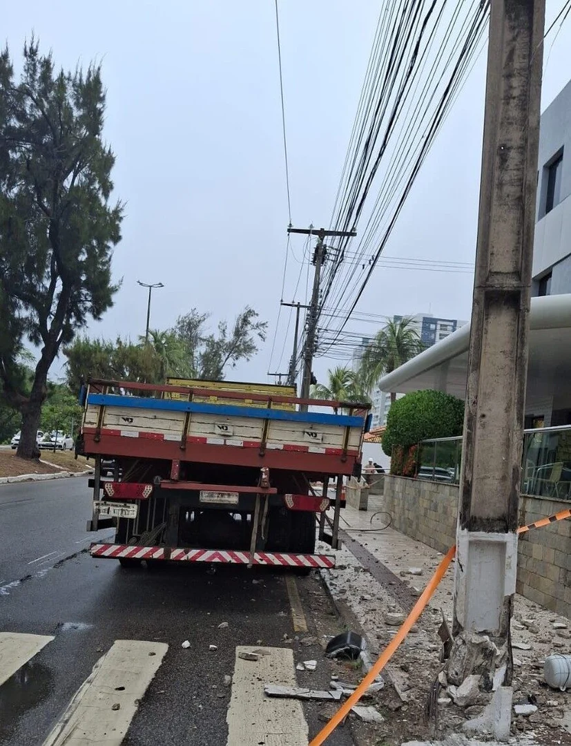 Trânsito e Apagão: Caminhão bate em poste e bloqueia cruzamento na Farolândia, em Aracaju