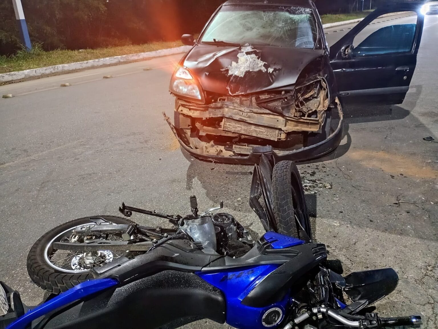 Colisão frontal entre carro e moto deixa motociclista ferido na SE-230 em Nossa Senhora das Dores